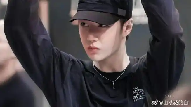 短裤私服,很少见啊  脖子后面那颗痣太性感了  舔舔  @uniq-王一博