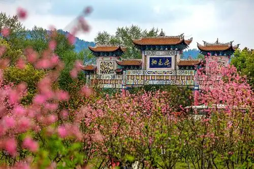 专题稿件/不显示 正文中国桃花源位于湖南常德沅水河畔,古武陵县境.