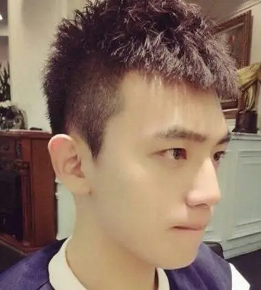 首页 男生发型 男生短发 白马王子林更新短发逼人 新代小生的帅气潮流