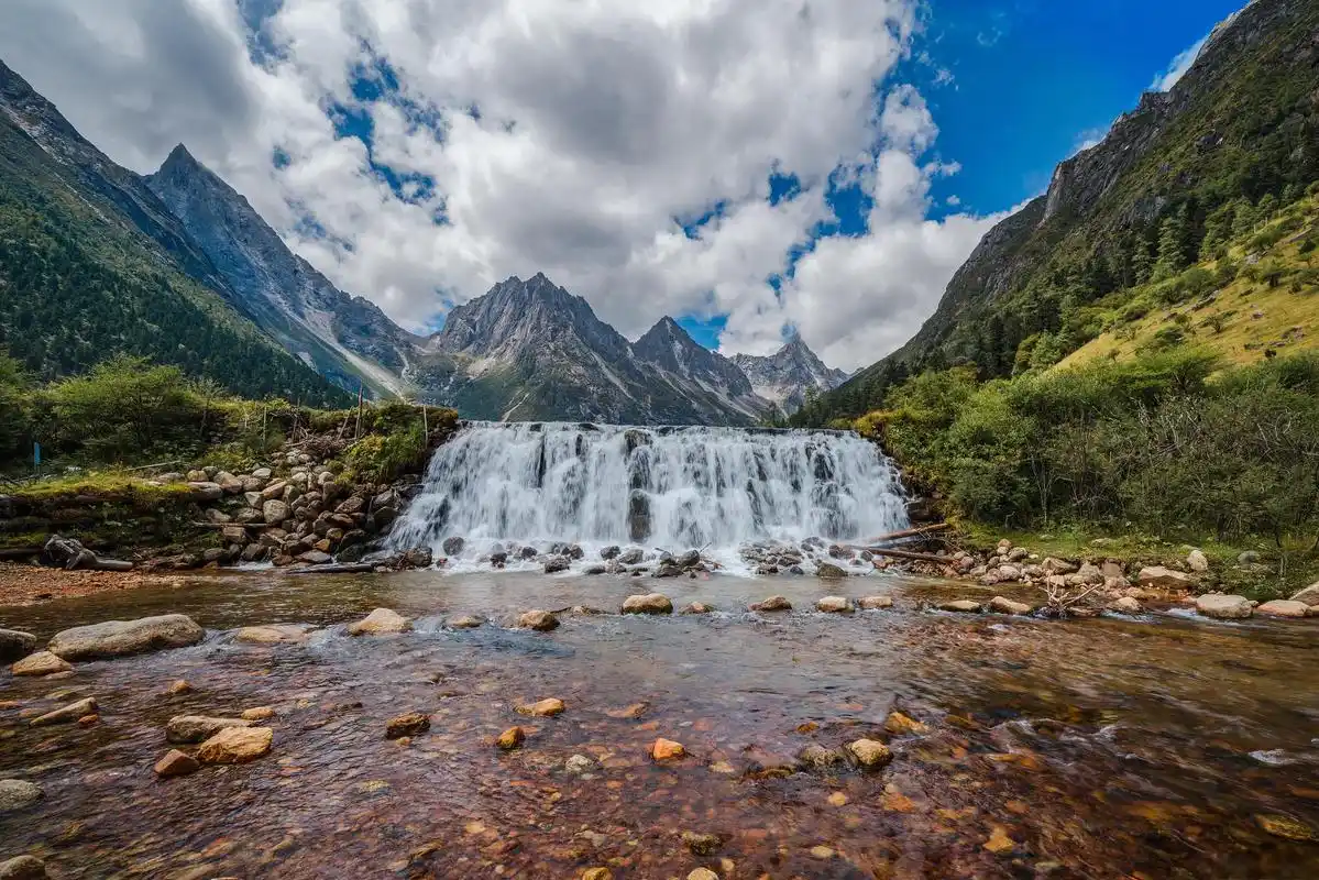 毕棚沟旅游景区,值得一游 毕棚沟旅游景区,位于中国四川省阿坝藏族