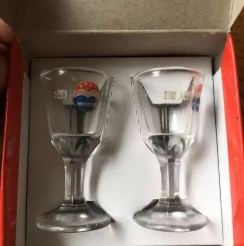 买茅台时,送的小酒杯只是用来喝酒的?错了,知道后别再闹笑话