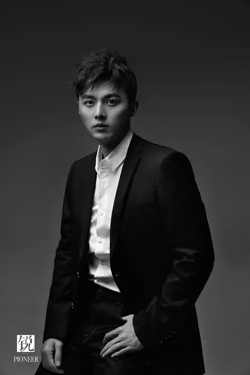 近日,演员叶祖新某杂志大片释出,从质感西装到休闲牛仔,轻松演绎多元