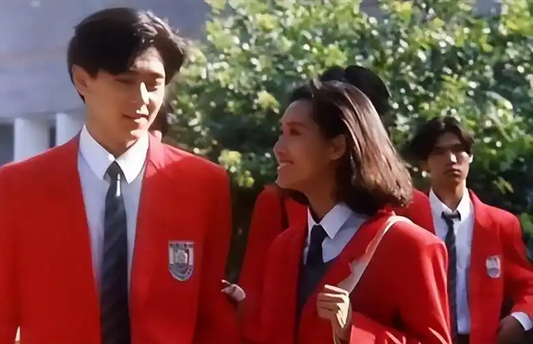 在《逃学外传》里,他是对朱茵爱而不得的小迷弟,一句:我爱你,你不爱我