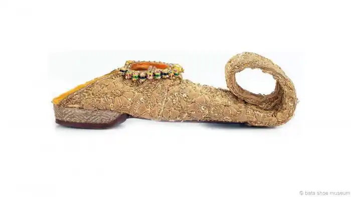 这双来自埃及古罗马统治时期的凉拖,由镀金的纸草做成,它也印证了鞋子