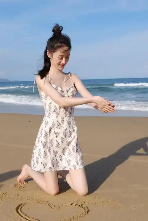 袁冰妍吊带裙性感海边写真图片14