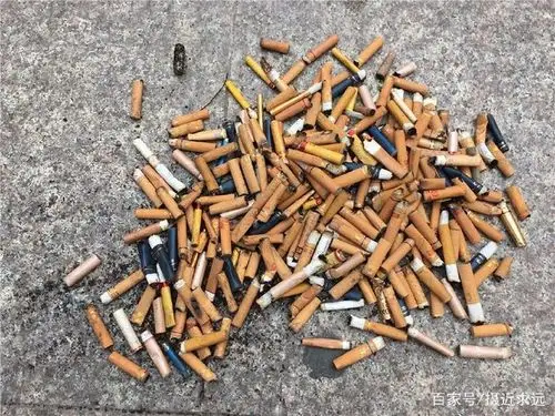 西安:十余环卫工多半天捡4000多烟头 双休日更多