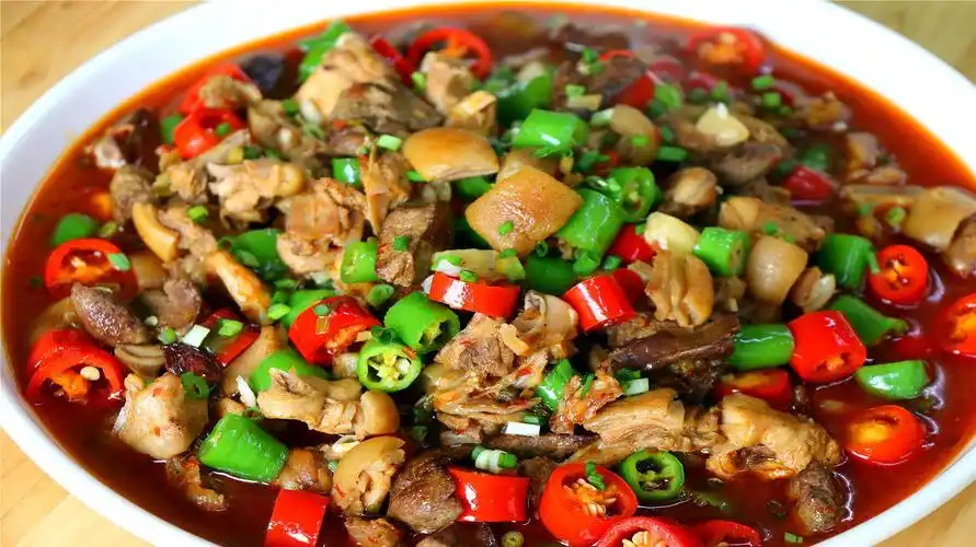 川菜师傅教你兔肉的做法,美味鲜香特别下饭,我家一周要吃3次