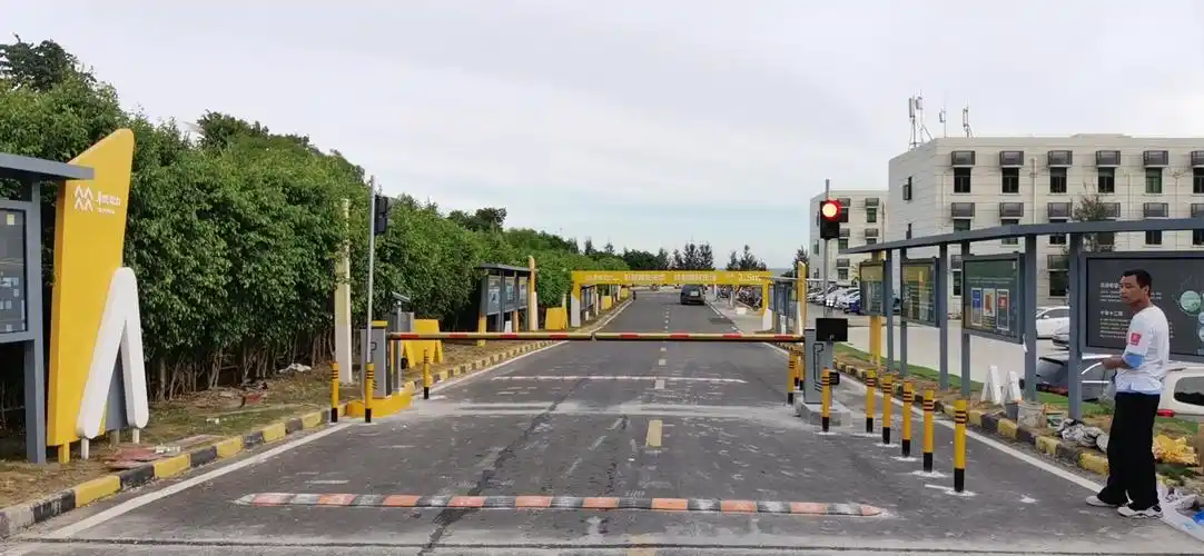 红绿灯等周边设备该电力公司是一个大型电力公司,园区设有2个出入口