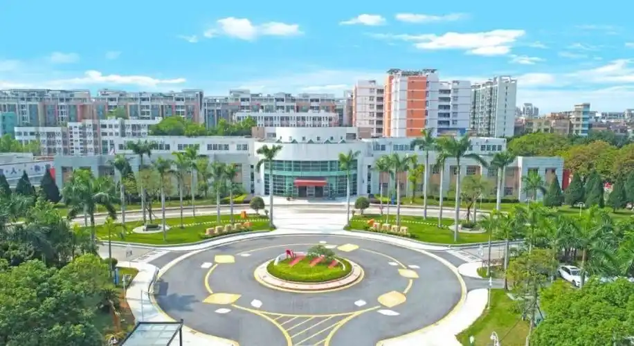 心中有梦育芳华邝维煜纪念中学黄润带点一盏灯照亮一条路