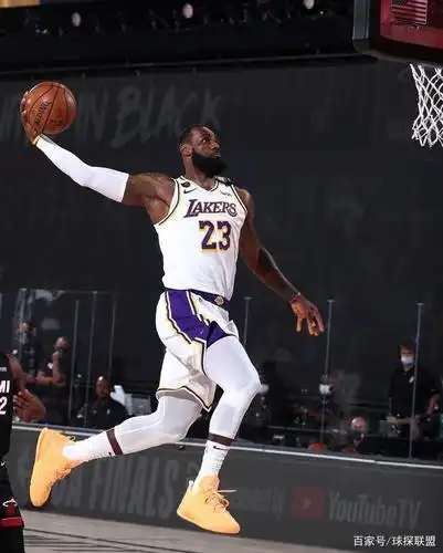 詹姆斯战斧劈扣