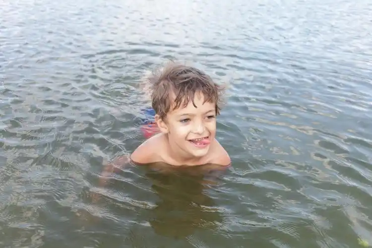 儿童戏水,可爱的小男孩在水中户外玩上夏季的一天