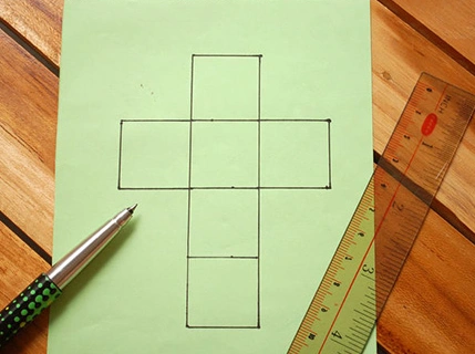 正方体折法:按下图画好剪下,折成正方体后用透明胶纸粘好即可.