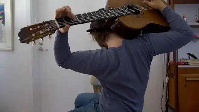 弹吉他时的16种姿势我读书少你别骗我