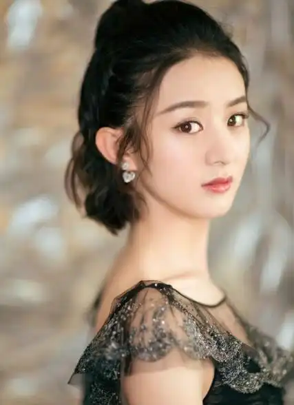 不过当天赵丽颖的发型可没那么简单,你看侧边的编发就知道了,虽然发尾