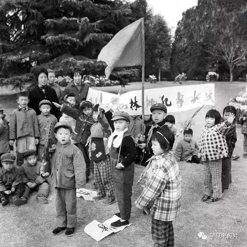 1974年,江苏省南通市某幼儿园里发动小朋友们批林,批孔当尖兵.