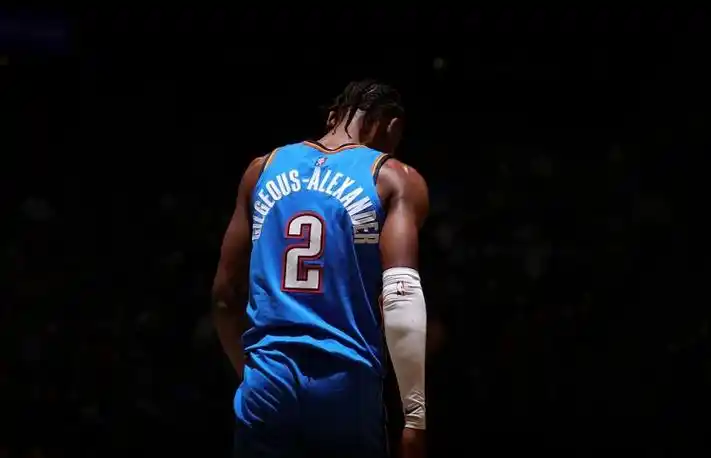 官方:亚历山大遭到左内侧韧带二级扭伤 将缺席训练营开始阶段