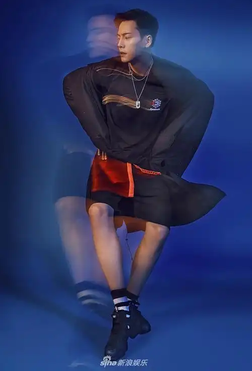 陈伟霆黑白灰至简大片 动静相融"燃力"十足