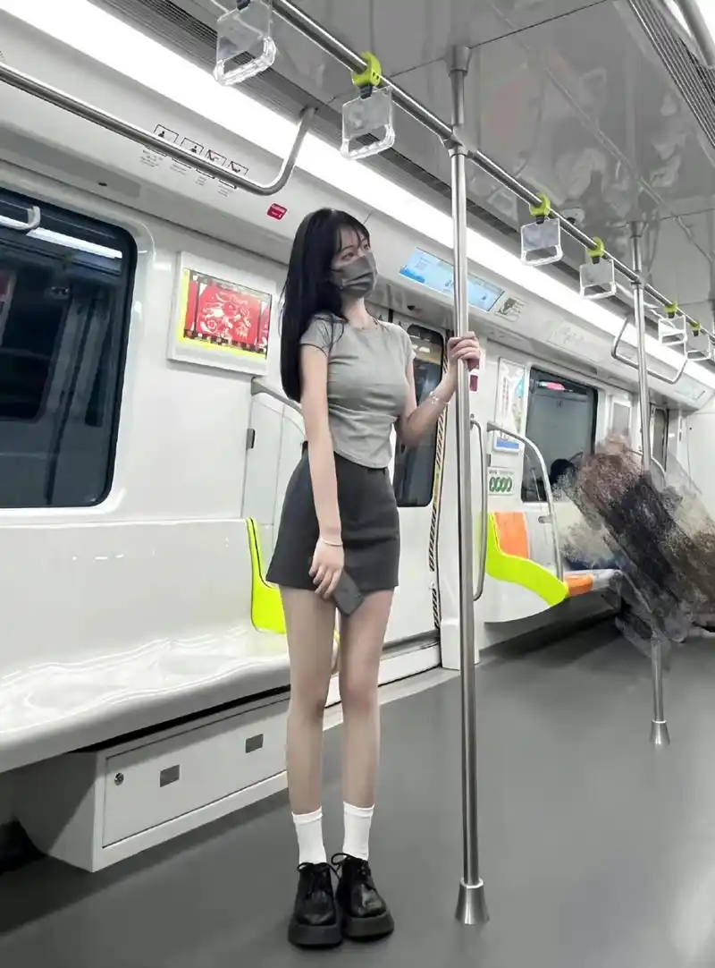 地铁上的大长腿美女