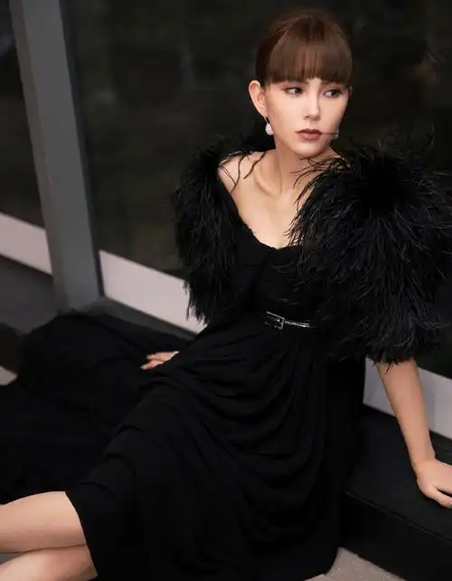 昆凌黑色羽毛裙迷人写真图片