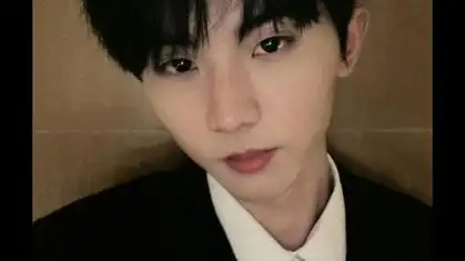 马嘉祺晒西装制服自拍学院风男大好帅!要被制服马嘉祺拿捏了