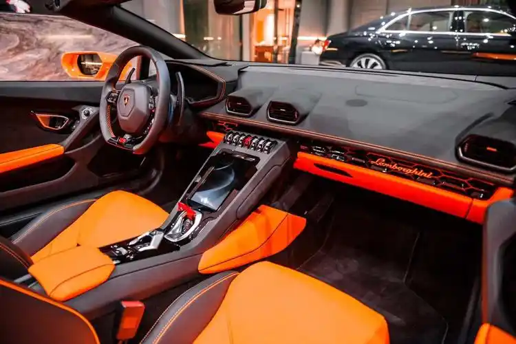 兰博基尼huracan evo内饰配置方面,新车提供了多种配饰风格,还配备了