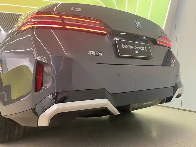 油电设计一致的结果就是宝马i5有着一个修长的车头造型,虽然这对电动