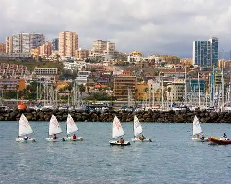 0著名的西班牙加那利群岛群位于西非海岸.