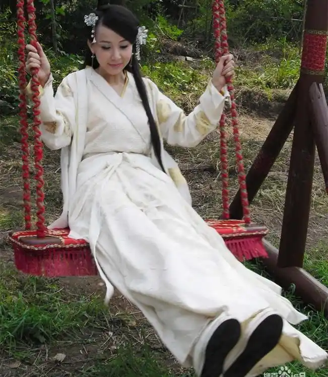 古装剧女星荡秋千:孙俪幸福,刘亦菲仙气飘飘,而她堪称颜值巅峰