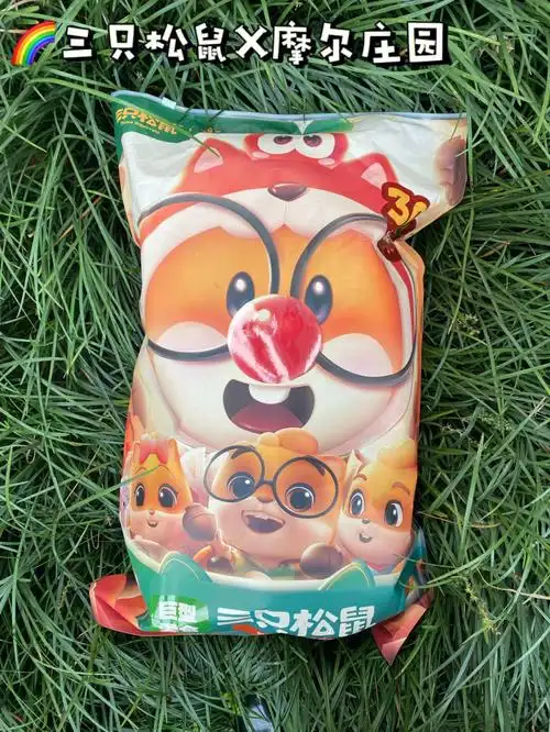 是摩尔戴着松鼠的头套的样子,看起来特别呆萌可爱