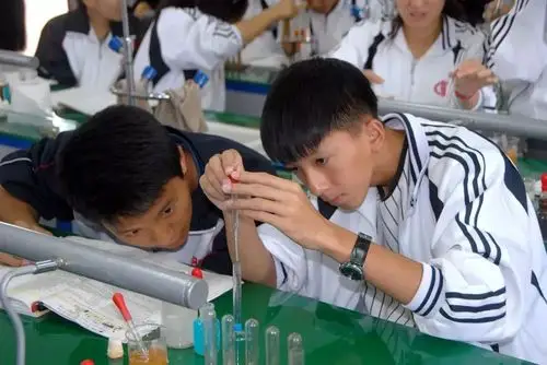 个旧一中,八十一载风雨兼程,加油!