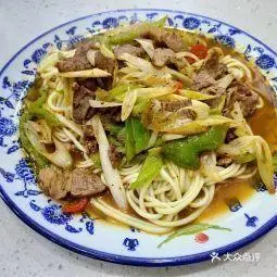 瘾又犯了,没有犹豫就进去吃了哈哈哈 今天点「葱爆羊肉盖浇面」9023