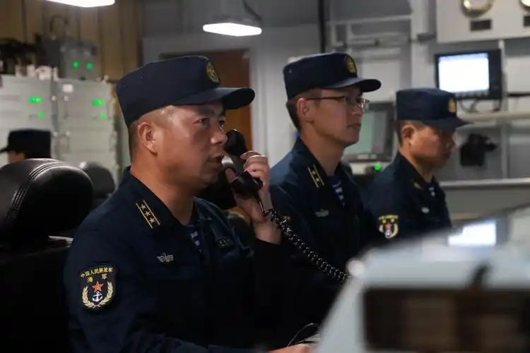 海军海南舰舰长张美玉(左一)正在指挥舰艇开展军事训练(赖炳章 摄)