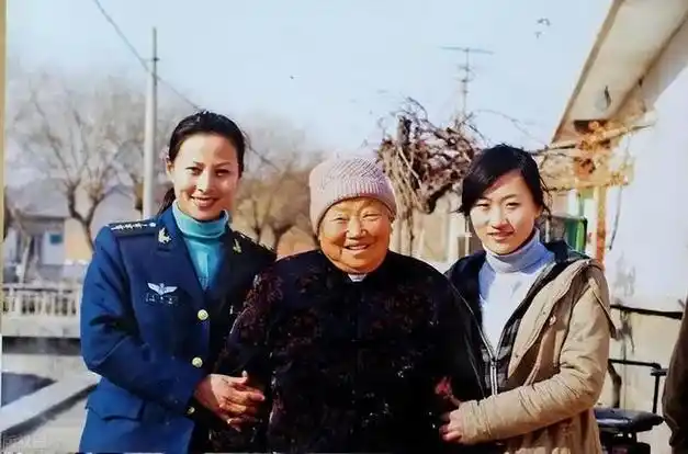 王亚平知道,她在太空中的每一天,看似风光无限,但都是赵鹏在地面上为