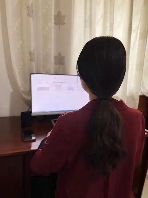 奋战在看不见的战线上的她文法学院党政办公室副主任欧阳宇光