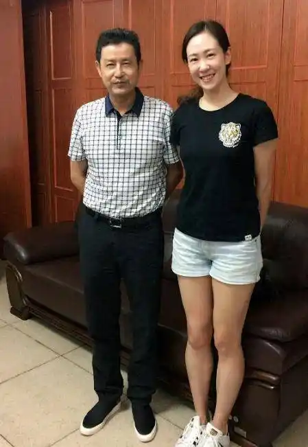 62岁女排功勋教练陈忠和,和二婚女排妻子很恩爱,如今儿子已工作