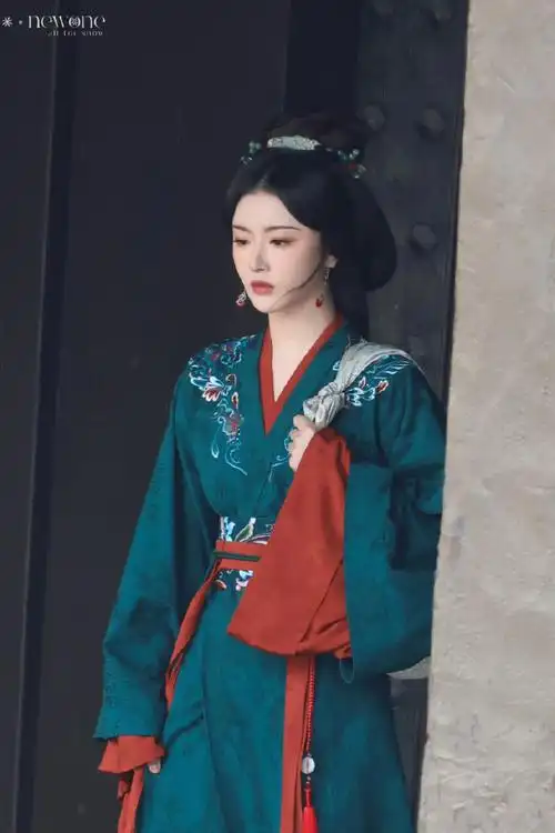 孔雪儿折腰抬眸