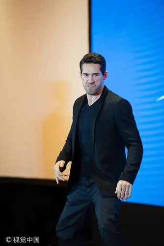 男主角斯科特·阿金斯西装革履. 图片来源:视觉中国