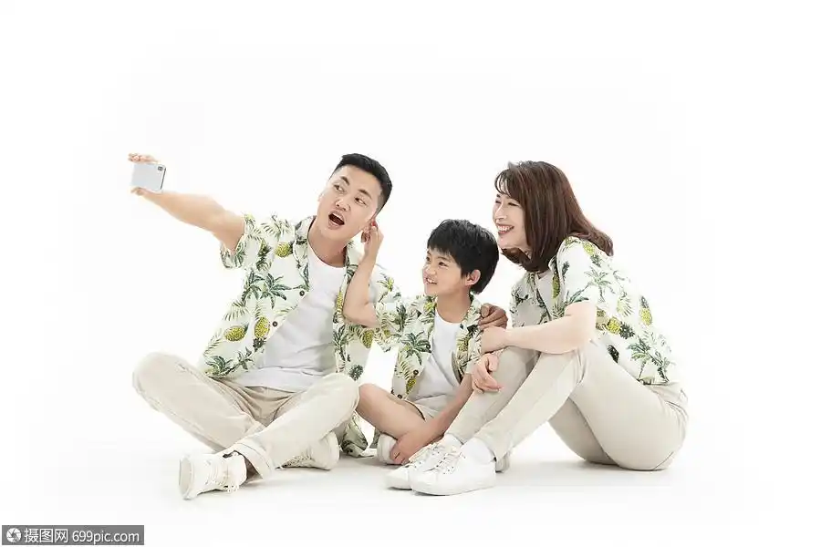 穿着亲子装的一家三口坐在地上自拍