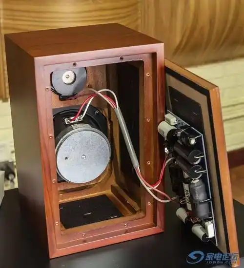 除了前障板,音箱内部的其他5个面均粘贴有特殊材料的阻尼层,配合薄壁