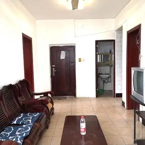 万达广场旁 成钢老小区 多层6楼套二全装齐全 2台空调 拎包入住