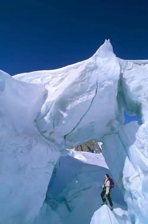 西方人,一个人,站,竖图,俯视,室外,白天,冰山,石头,美景,山,欧洲,欧洲