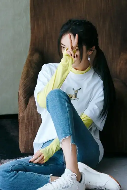 杨幂真是个时髦精西服搭配牛仔裤高级精致看不出有33岁了