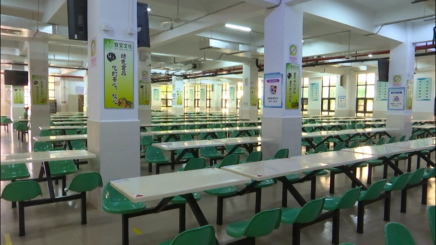 海南中学内共设有3个食堂,学生用餐人数达4000余人,落实食品安全工作