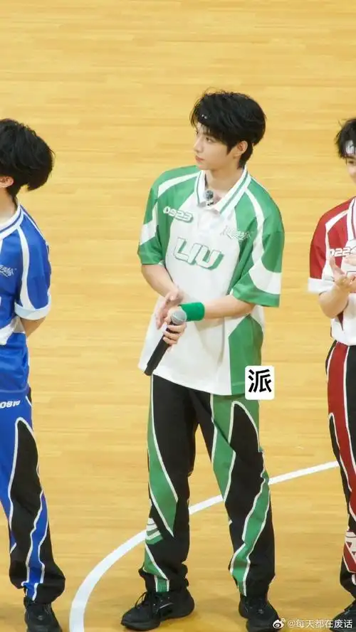 刘耀文这个全身比例真的…好长一条人啊!帅惨!