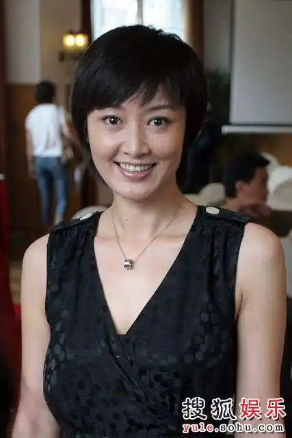 "赵家班"内一贯品学兼优的两个三好生陆毅和赵子琪(原名赵琳)在该剧中