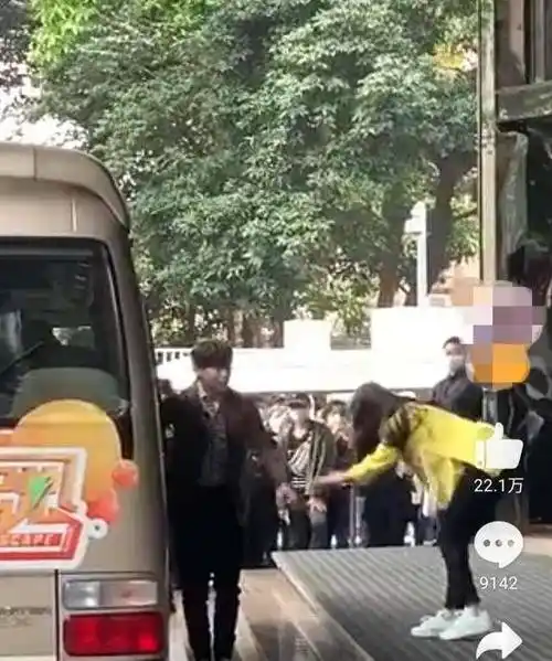 原创邓伦晒健身照身材肌和张若昀有一拼身上线条太可了