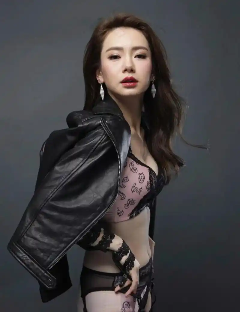 戚薇的内衣写真,照片中,戚薇的内衣选择也极为时尚,彰显了她的个人