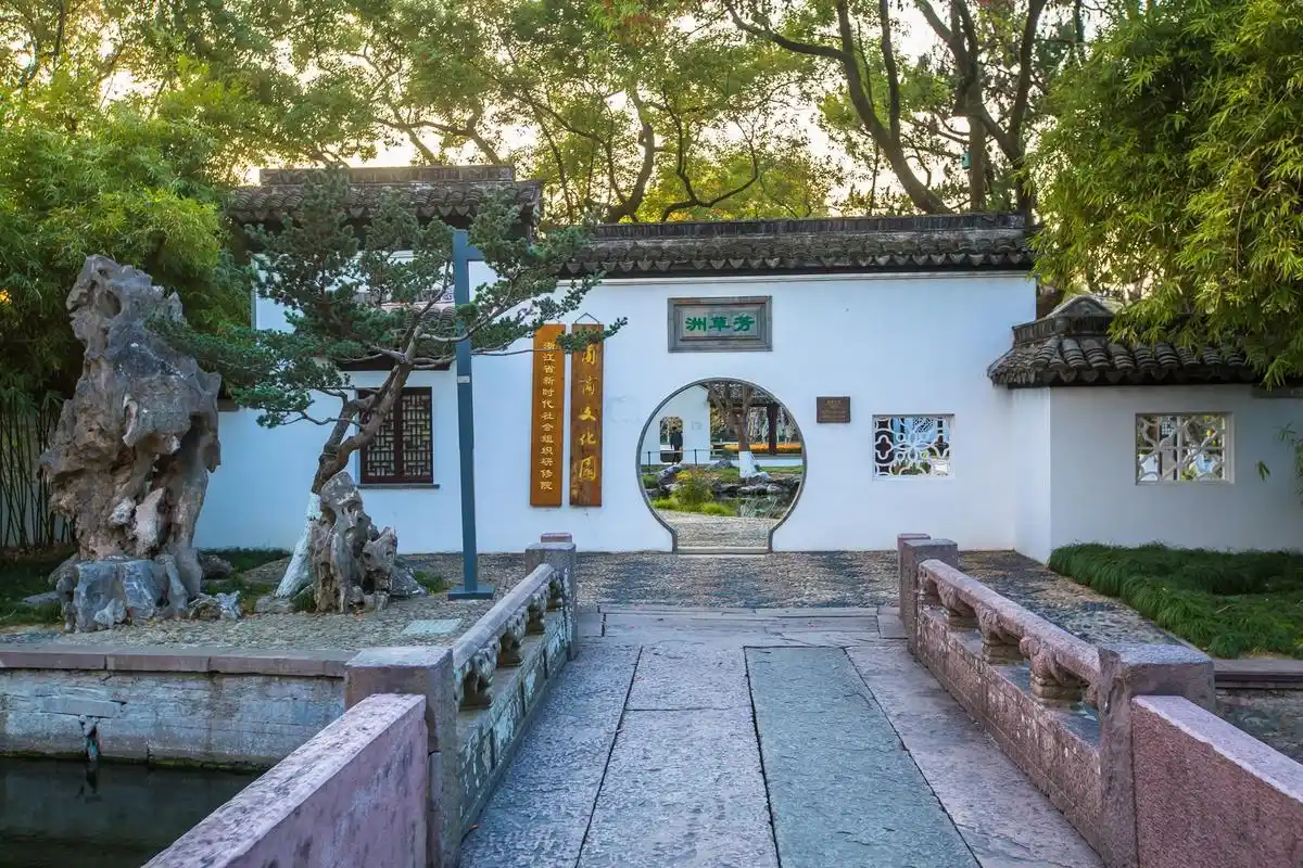 宁波月湖公园,被誉为宁波"小西湖",是一处不收门票的5a景区