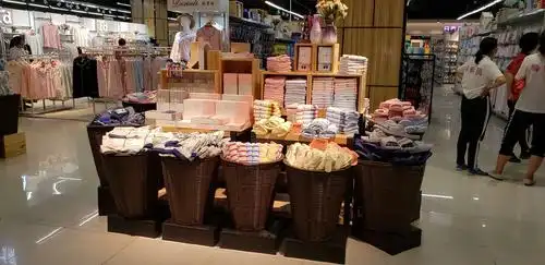 9.6 钟祥中百广场店开业前日杂陈列图片