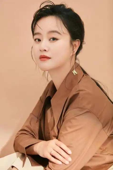 何翯,一个可能不太为人所知的名字,但是她的面孔却让很多观众印象深刻